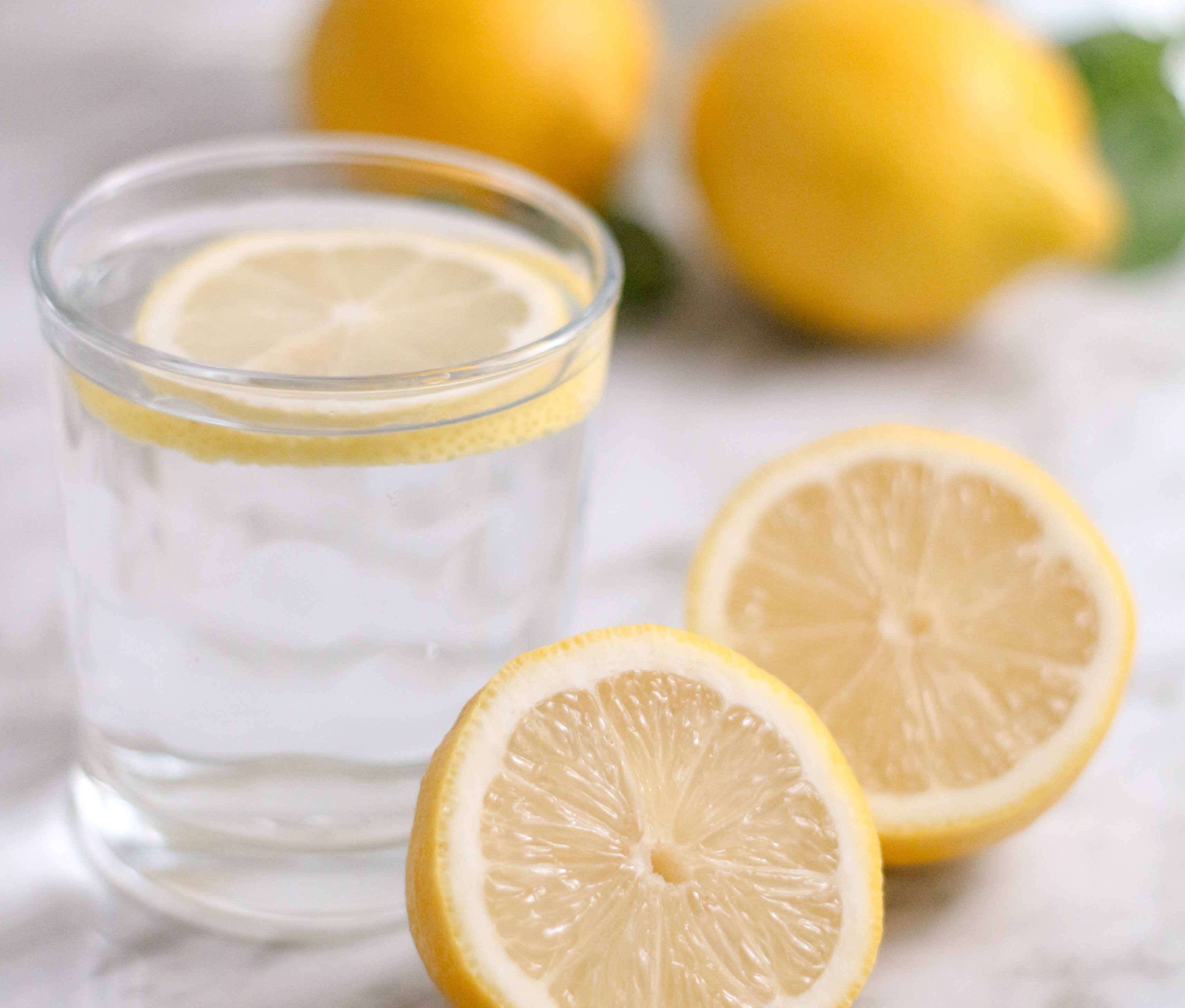 lemon water benefits : lemons in water